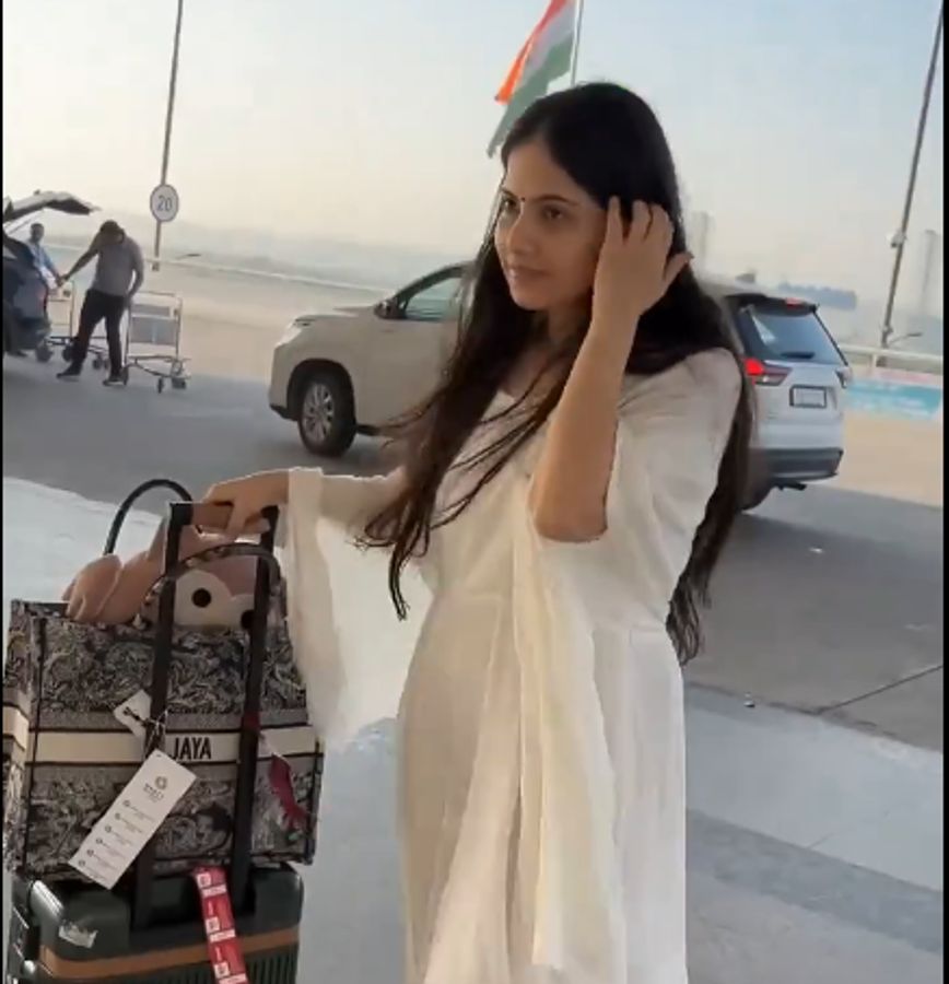 Famous kathavachak and motivational speaker jaya kishori has bag of christian dior cost of 2 lakh 10