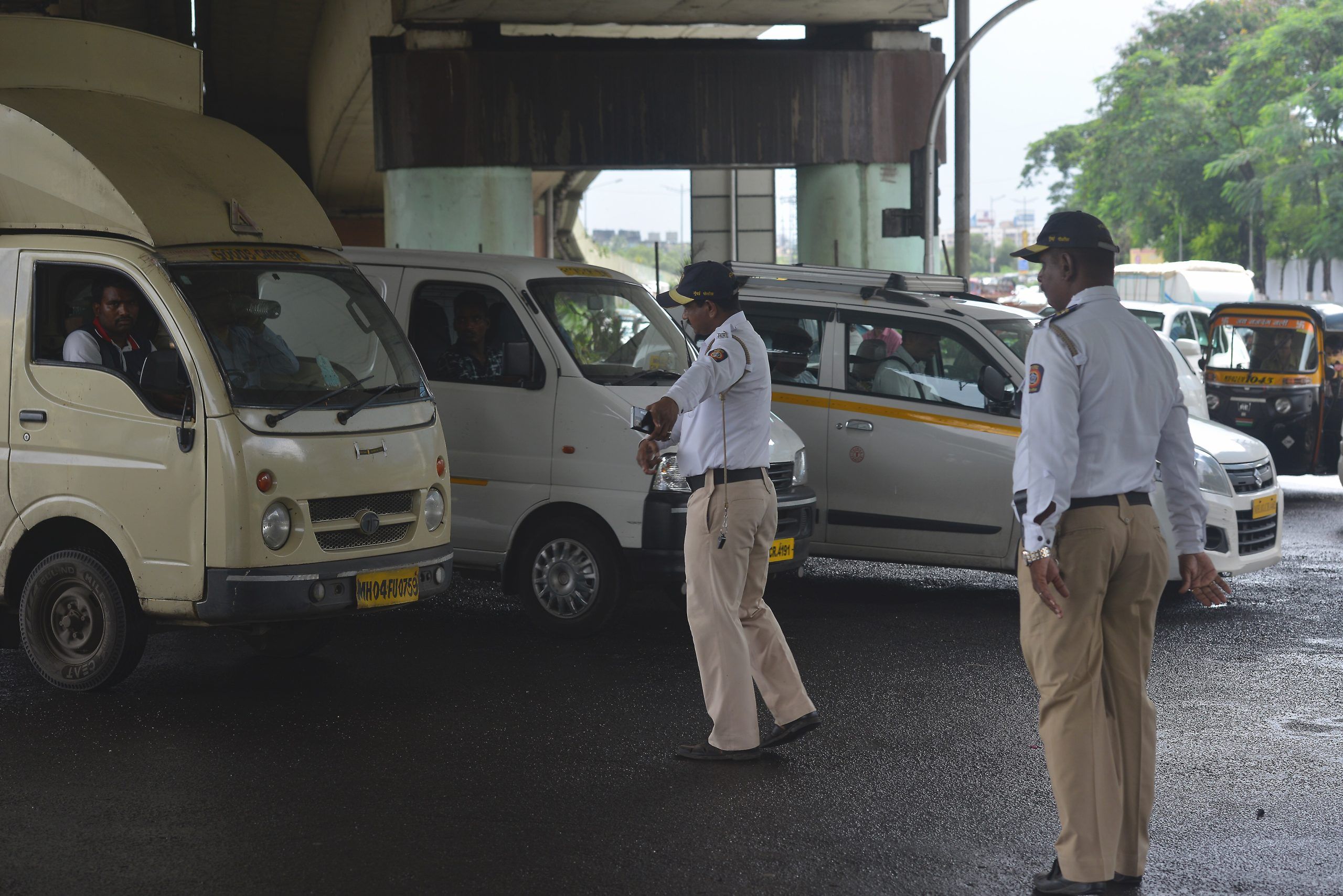 इन गाड़ियों पर पुलिस की नज़र... तैयार रखें ये पेपर! वरना कटेगा 10,000 का  चालान - Delhi air pollution at dangerous level police checking vehicle puc  certificate and making challan of crores