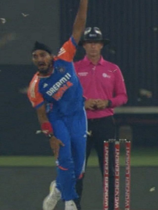 भारत-अफ्रीका T20 में कीड़ों का हमला, खिलाड़ी परेशान, रुक गया मुकाबला