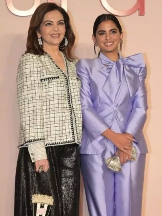 बेटी ईशा के इवेंट में नीता अंबानी का दिखाई दिया मॉडर्न लुक, पहनी थी इतने लाख की जैकेट