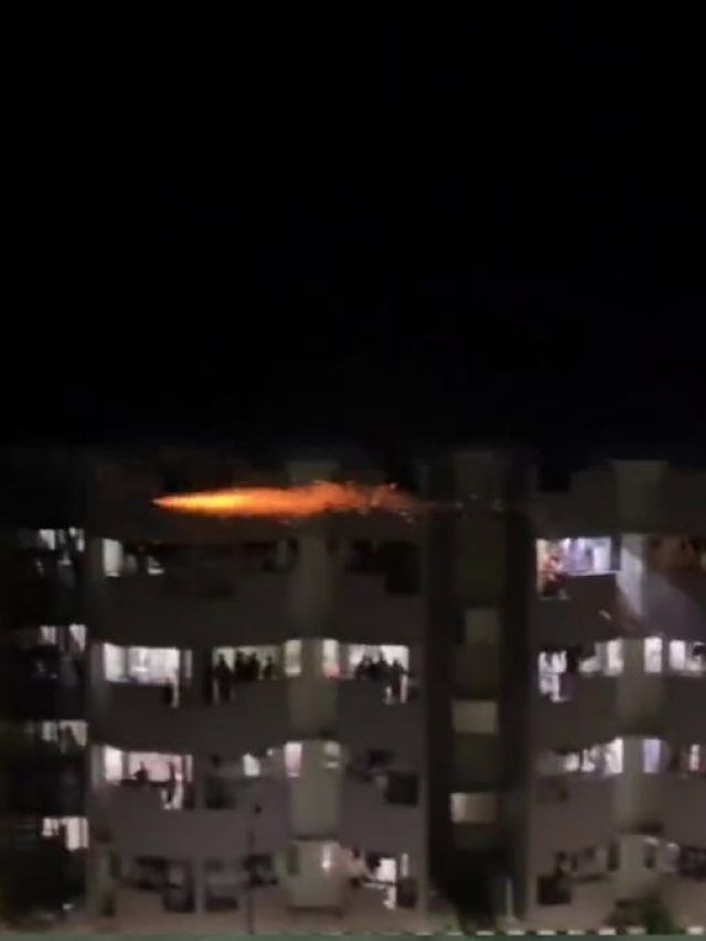 पटाखों और रॉकेट से लड़ाई! हॉस्टल के लड़कों के बीच झगड़े का वीडियो वायरल