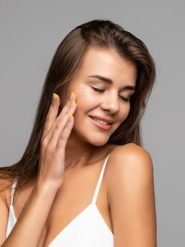 नारियल तेल में 3 चीजें मिलाकर लगाओ, उम्र दिखने लगेगी कई साल कम!