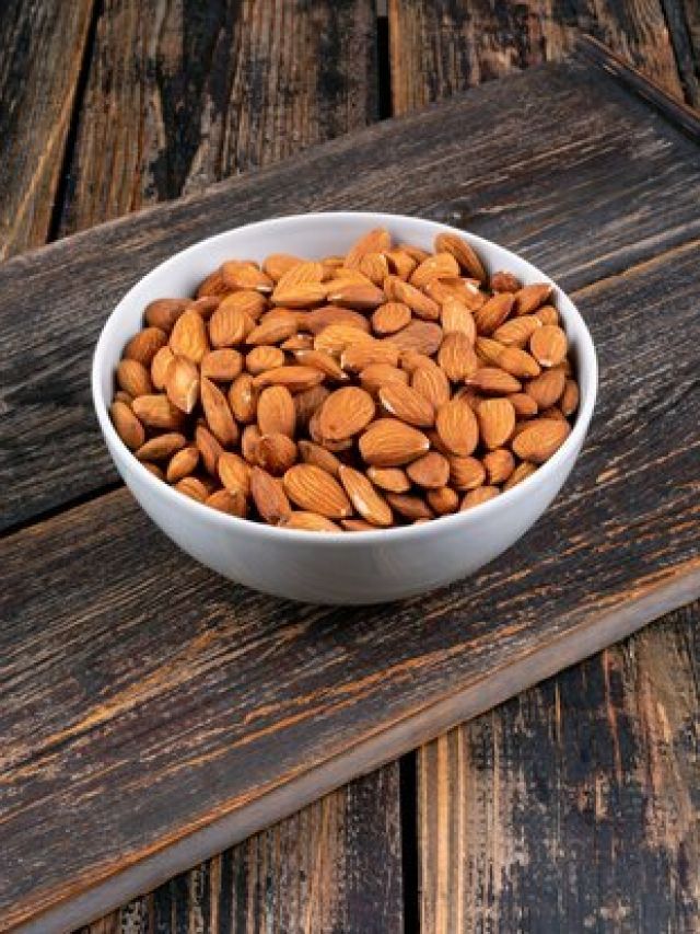 अधिक बादाम तो नहीं खा रहे आप? शरीर में दिखें ये संकेत तो हो जाएं सावधान!