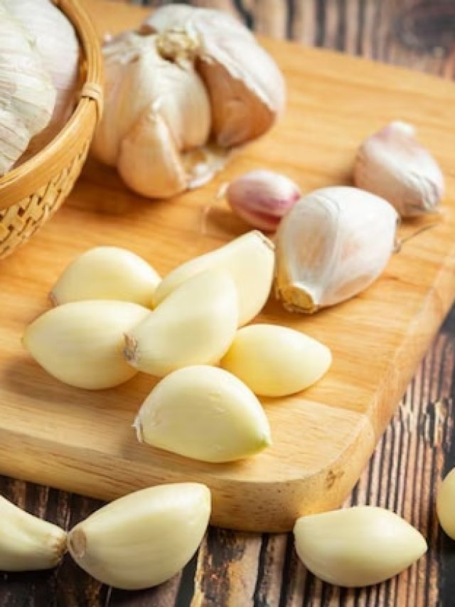सुबह रोजाना ऐसे खाएं कच्चा लहसुन, आचार्य बालकृष्ण ने बताए 3 अचूक फायदे