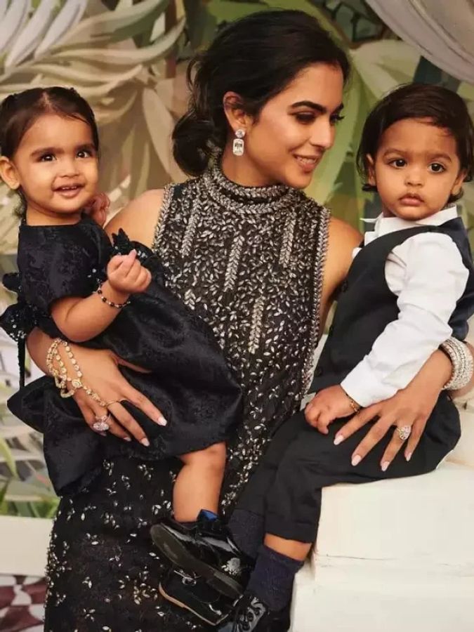 ईशा अंबानी ने मनाया ट्विंस का दूसरा जन्मदिन, बच्चों संग नाना मुकेश अंबानी ने काटा केक - Ambani family celebrates isha ambani and anand piramal twins aadiya krishna 2nd birthday tmovp