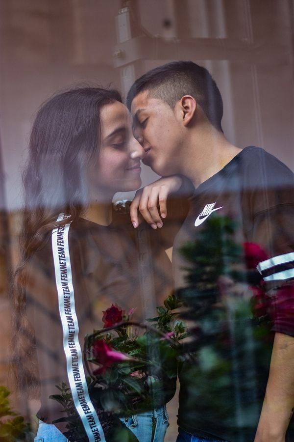 Boshning yaqindan korinishi yalangoch Sofiya Rotaru