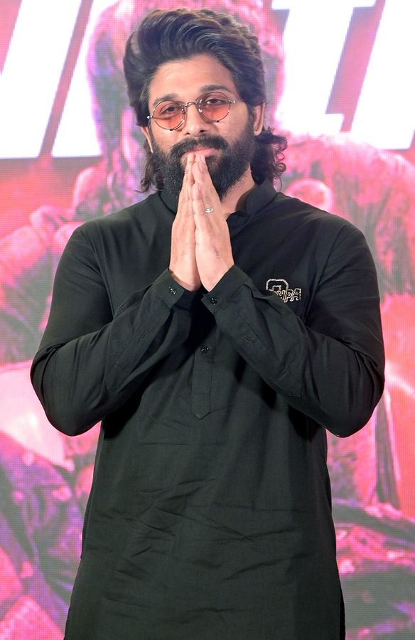 हाथ में चाय का कप, टीशर्ट पर लिखा 'फ्लावर नहीं फायर है'... गिरफ्तारी के वक्त अल्लू अर्जुन का Video - Actor allu arjun seen in flower nahin fire hai hoodie at time