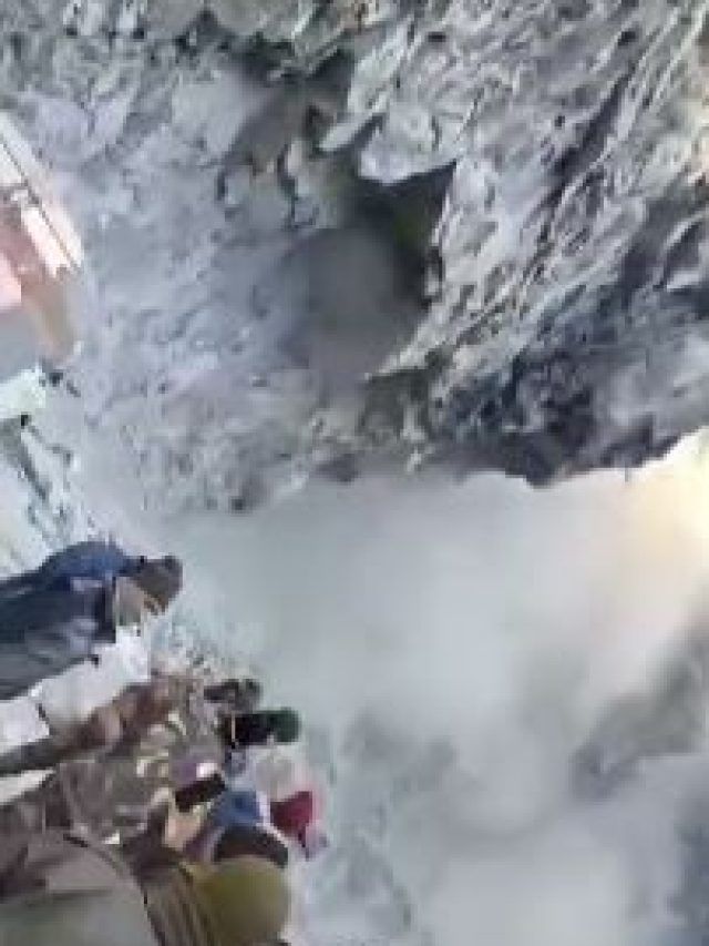 पिथौरागढ़ में भरभराकर गिरा पहाड़, दर्जनों लोग फंसे, देखें वीडियो