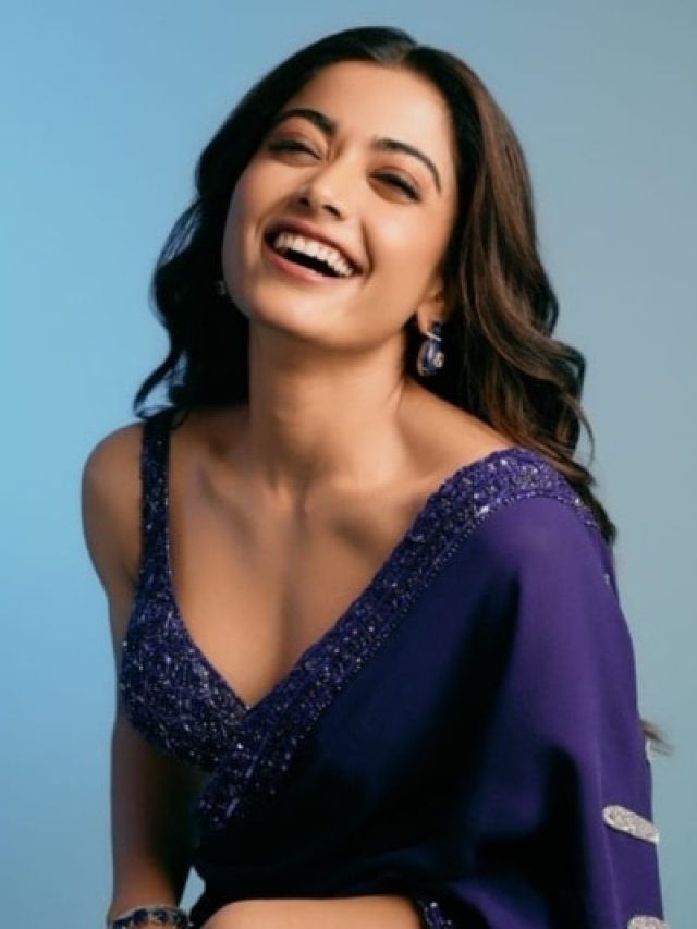 फायर लगीं 'पुष्पा' की 'श्रीवल्ली', साड़ी पर लिखा कुछ ऐसा कि नजरें हटाना मुश्किल