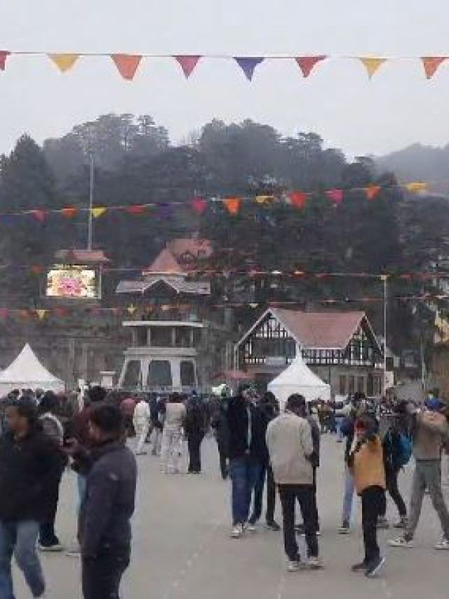 पहाड़ों की रानी शिमला में बर्फबारी, क्रिसमस से पहले बढ़ी रौनक, बर्फ में झूमे पर्यटक