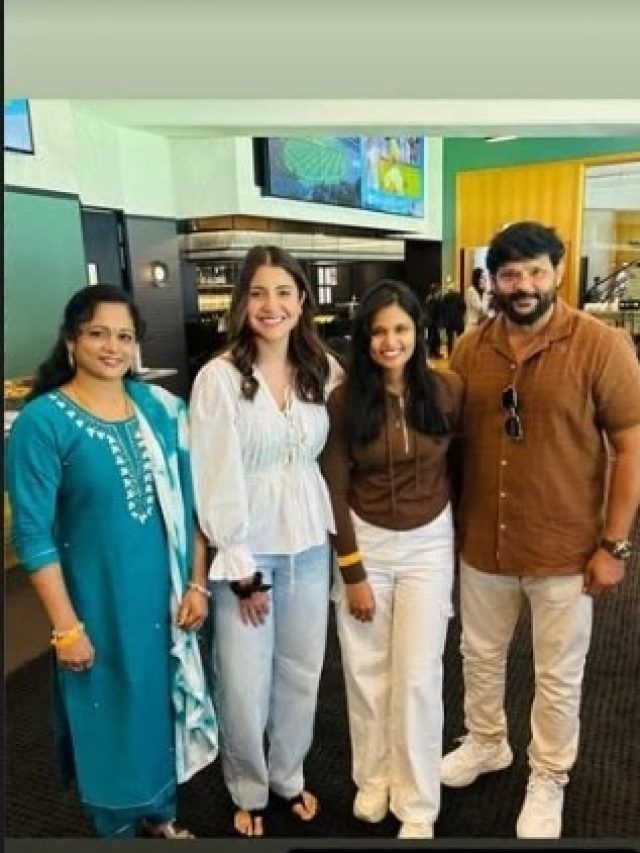 अनुष्का ने नीतीश रेड्डी की फैमिली संग दिया पोज, राहुल की वाइफ अथिया ने बिखेरा जलवा