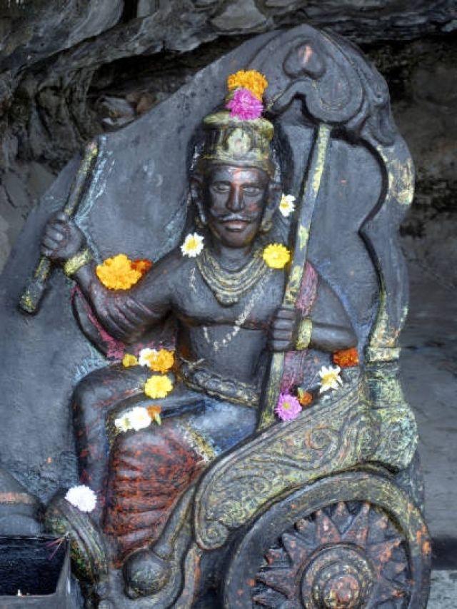 2025 में चांदी के पाए पर रहेंगे शनि, इन 2 राशियों को हो सकती है धन हानि