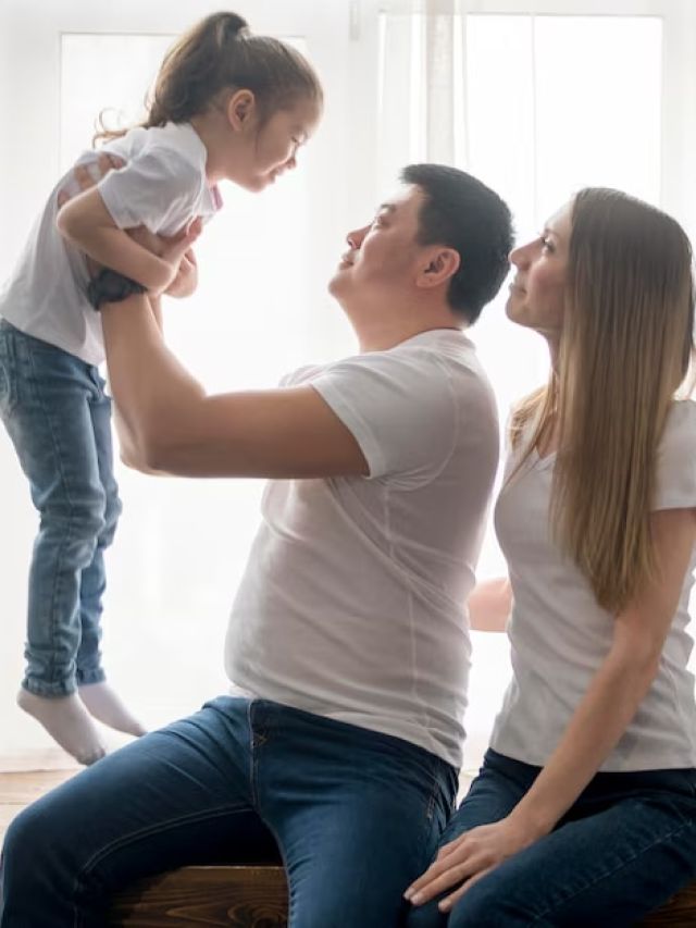 बच्चों के सामने भूलकर भी ये 6 काम ना करें पेरेंट्स, पड़ेगा बहुत बुरा असर