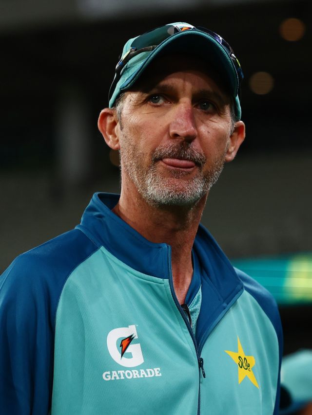 पाकिस्तान क्रिकेट टीम में फिर भूचाल, हेड कोच ने अचानक छोड़ा पद, ये है वजह