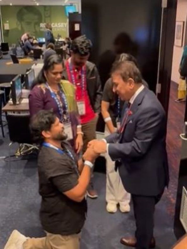 नीतीश के पिता ने छुए गावस्कर के पैर, भारतीय दिग्गज ने गले से लगाया, VIDEO