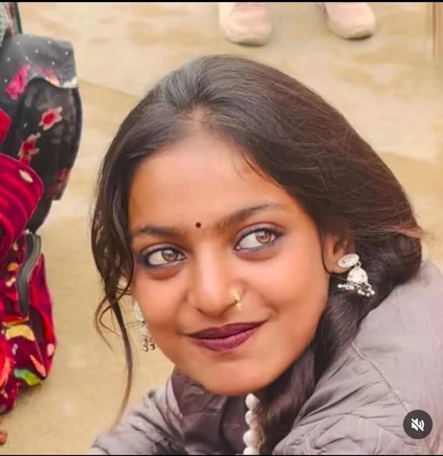 कौन है महाकुंभ में माला बेच रही खूबसूरत आंखों वाली लड़की... वायरल हो रहा Video - Viral girl monalisa selling rudraksha at mahakumbh tstsd