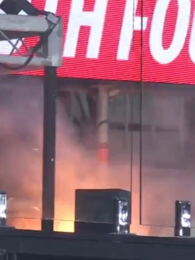 क्रिकेट मैदान पर लगी आग, मुकाबला रोका, दर्शकों को दूसरी जगह किया शिफ्ट