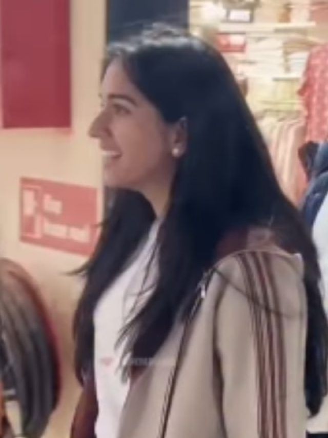 दोस्तों संग राधिका अंबानी का 'डे आउट', बिन मेकअप हुडी पहन बिखेरा जलवा