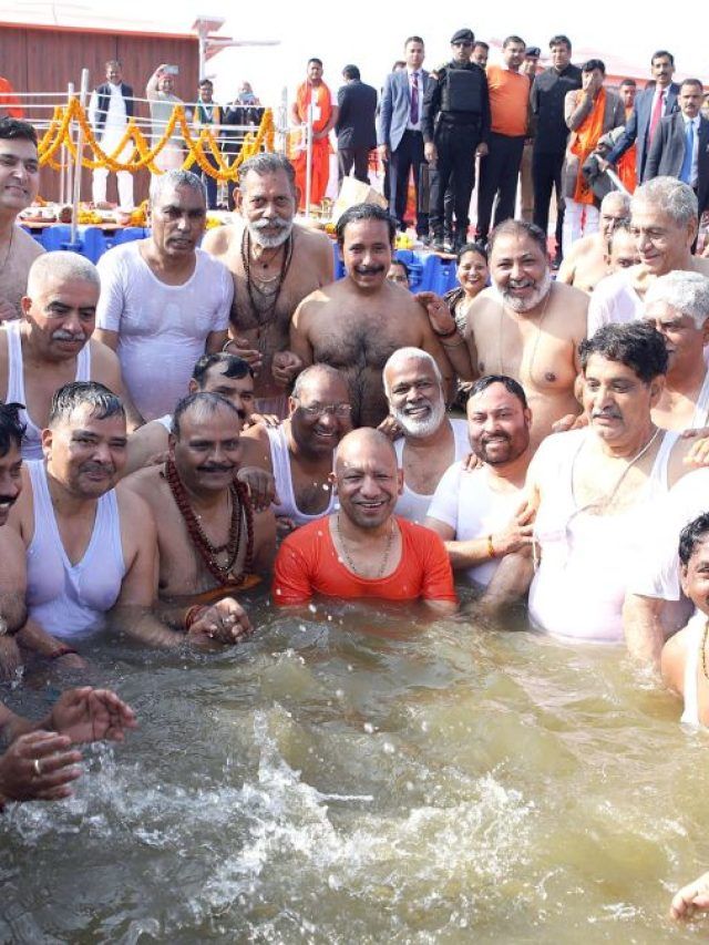 सीएम योगी ने पूरी कैबिनेट के साथ संगम में लगाई डुबकी, Photos