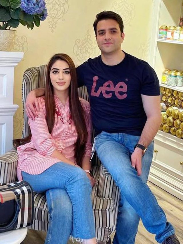 'मैं आपको लाइफ पार्टनर पाकर...', IAS अतहर ने पत्नी के जन्मदिन पर यूं लुटाया प्यार