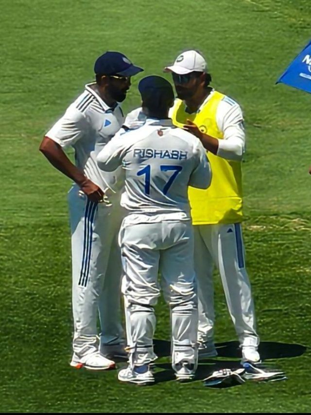 सिडनी टेस्ट के दूसरे दिन मैदान पर उतरे रोहित, कप्तान बुमराह को दी शाबाशी