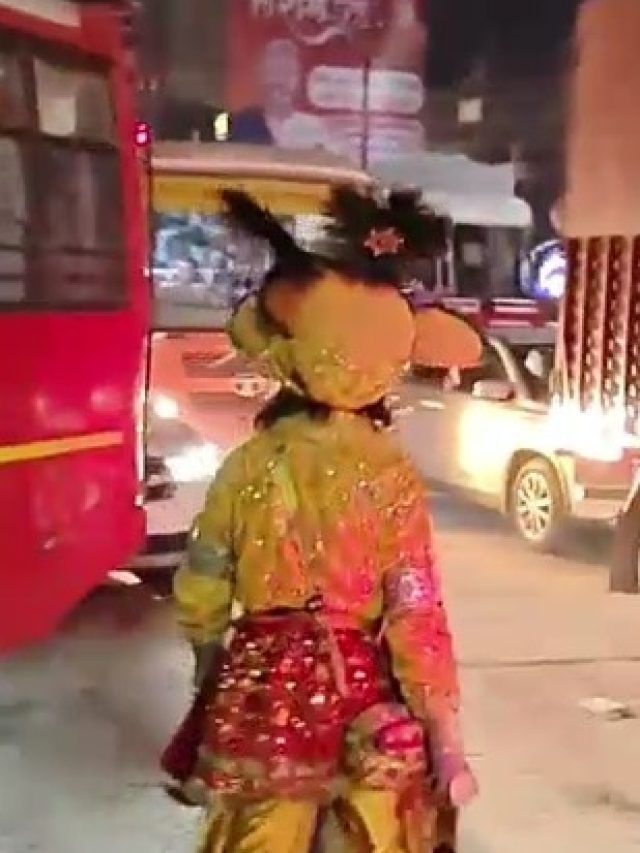 हाथ में बंसी , माथे पर मुकुट, पांव में घुंघरू... प्रयागराज के जाम में 'कृष्ण' का वीडियो वायरल