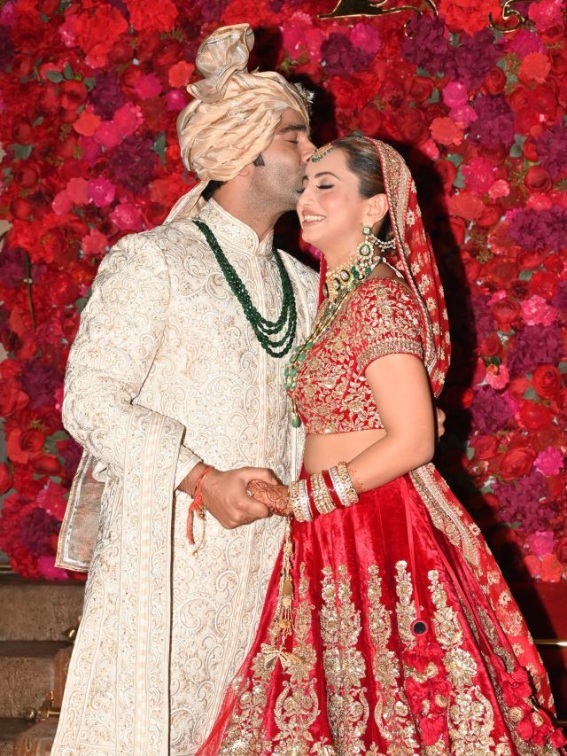 मंडप पर दुल्हन संग रोमांटिक हुआ कपूर खानदान का बेटा, किया Kiss, नीतू कपूर ने बनाया Video