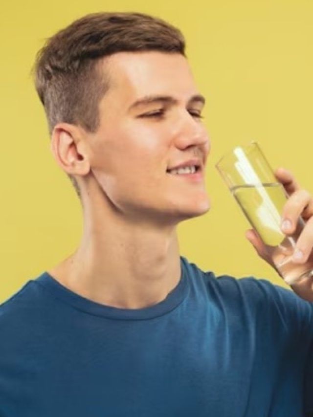 गलत तरीके से पानी पीना पड़ सकता है भारी, जानें सही तरीका