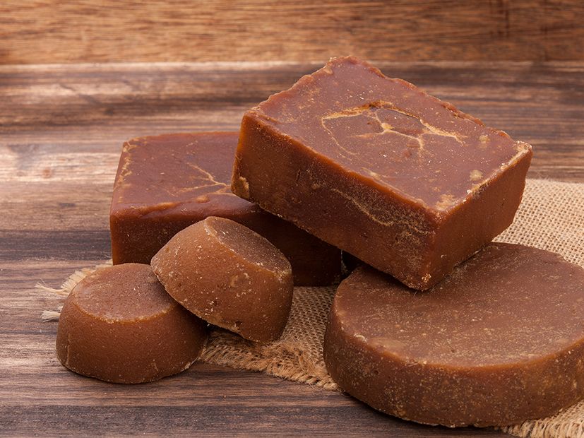 আসল গুড় কিছুটা আঠালো এবং পৃষ্ঠদেশ রুক্ষ হয়। অন্য দিকে, নকল গুড় খুব মসৃণ এবং চকচকে দেখায়। আসল গুড় তার প্রাকৃতিক আর্দ্রতা ধরে রাখে।