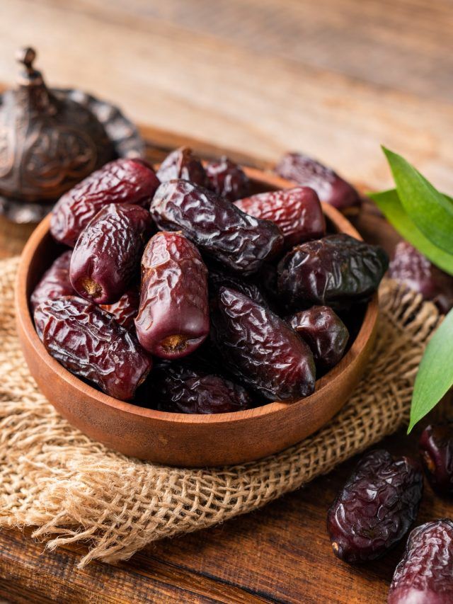 छुहारे के साथ पी लें ये चीज, हड्डियां होंगी मजबूत, पेट अच्छे से होगा साफ