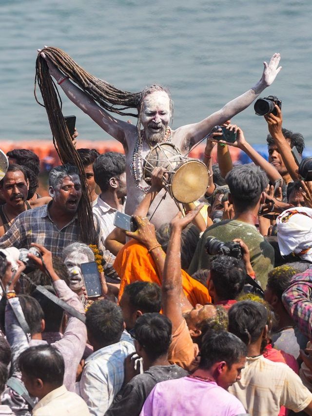 হর হর মহাদেব! চিতাভস্মের হোলি শুরু, গায়ে কাঁটা দেওয়া ঘটনা