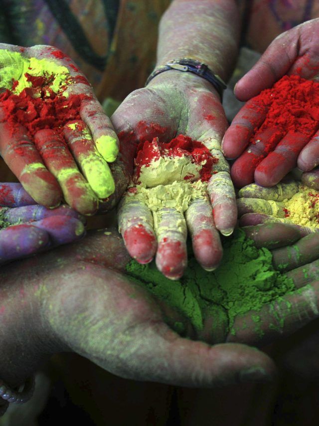 রাশি অনুযায়ী রং বেছে দোল খেলুন, সৌভাগ্য-ধনসম্পদ উপচে পড়বে