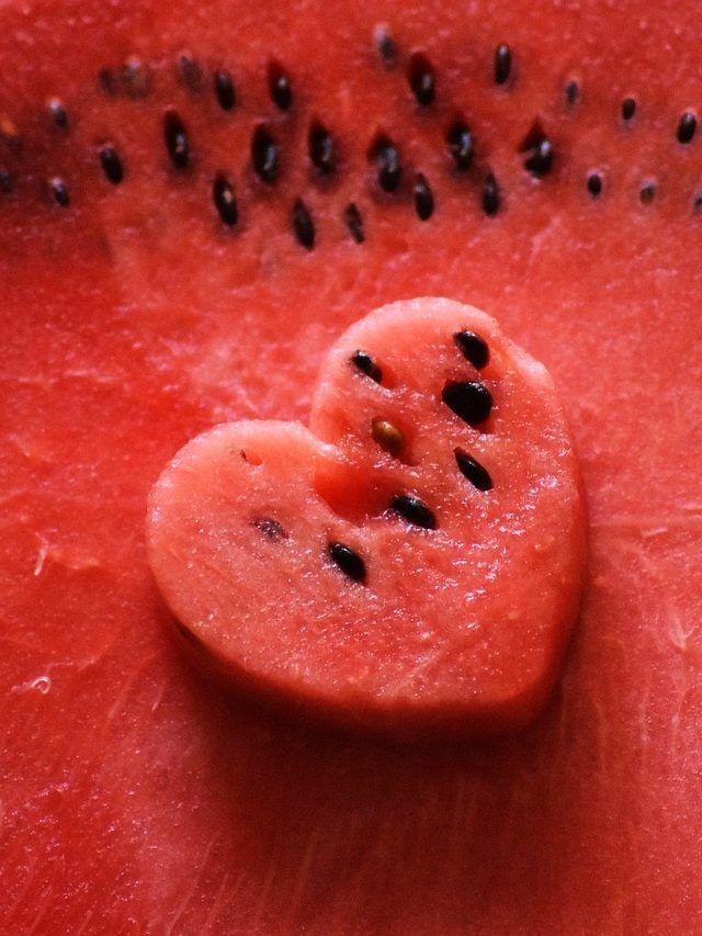 तरबूज के बीज को बेकार समझ कर फेंके नहीं, खाने पर पेट अच्छे से होगा साफ