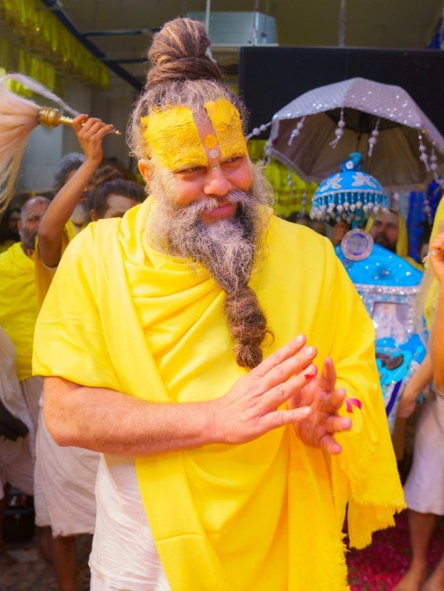 भोजन करते समय आपको कब पानी पीना चाहिए? प्रेमानंद महाराज ने बताया