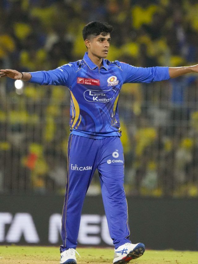 IPL डेब्यू में धमाल के बाद इस क्रिकेटर ने छुए नीता अंबानी के पैर, VIDEO