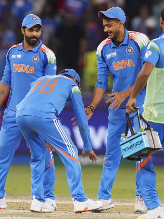 ...कोहली मैदान पर छूने लगे अक्षर पटेल के पांव, रिएक्शन हुआ VIRAL