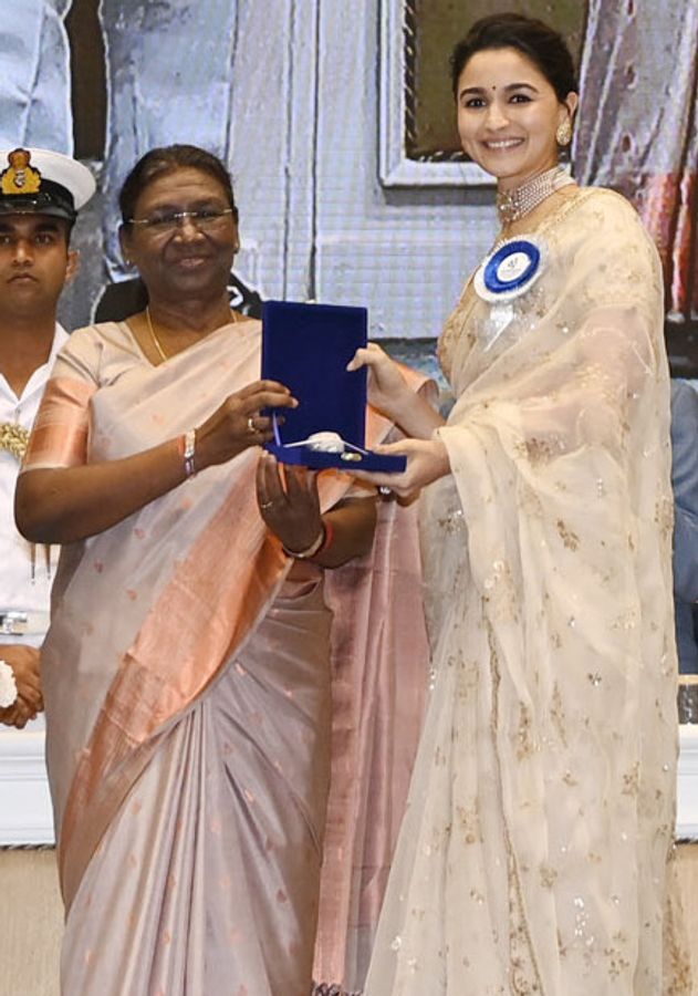 उनका बच्चा भी है...', आलिया की सक्सेस से सारा अली खान को हुई जलन, बोलीं- उनकी लाइफ... - Sara ali khan felt envious of alia bhatt when received national award for gangubai