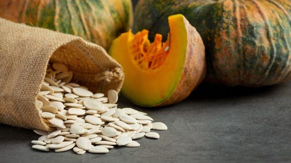 कद्दू के बीज को कैसे खाने से शरीर को मिलेगी जबरदस्त ताकत? यहां जानिए - How  to eat pumpkin seeds raw soaked or roasted kaddu ke beej ko bhigokar  khayein ya bhun