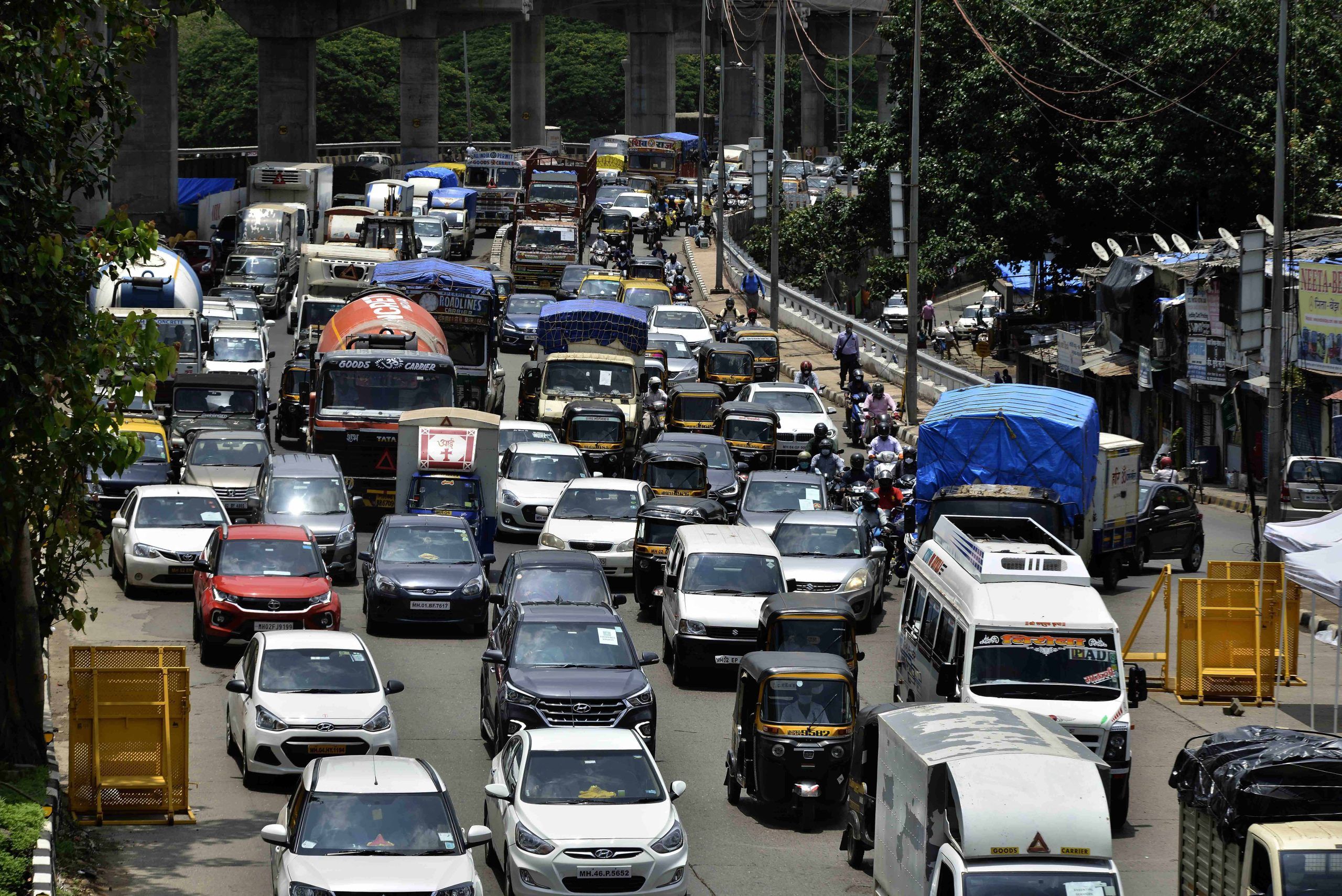 नया नियम: पेट्रोल पंप पर कैमरों की नज़र, 1 जुलाई से इन गाड़ियों को नहीं  मिलेगा फ्यूल! - New rule delhi no fuel for old vehicles policy set to  launch from 1st