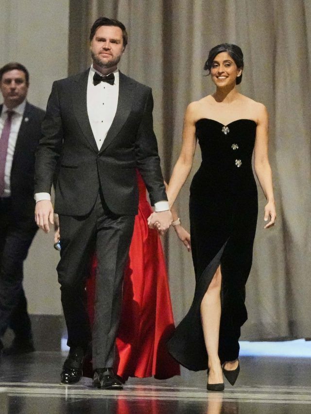 अमेरिकी उपराष्ट्रपति जेडी वेंस पत्नी उषा संग दिल्ली पहुंचे... देखें फैमिली फोटो