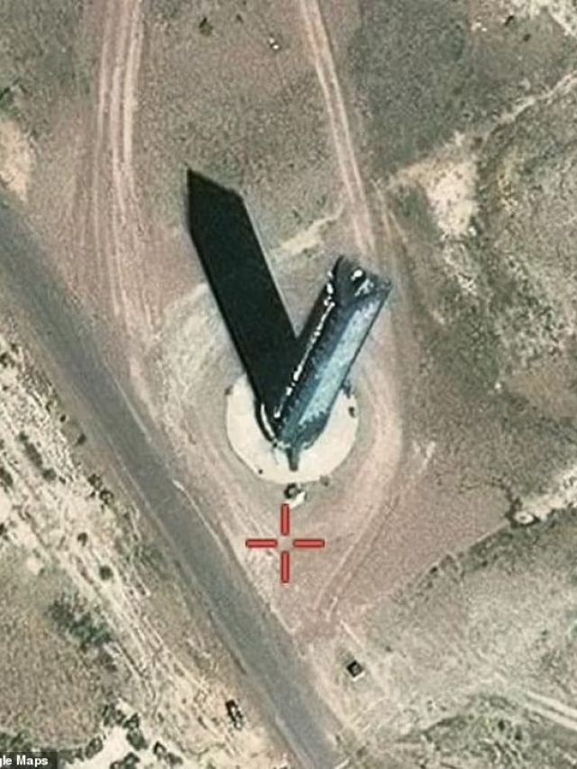 अमेरिका के सीक्रेट मिलिट्री बेस में दिखा अजीब काला टावर, Photos