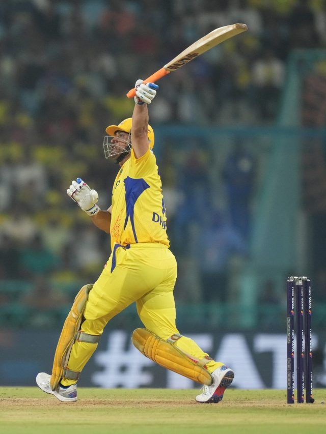 'माही मार रहा है...' धोनी ने एक हाथ से छक्का जड़कर लूटी महफिल, VIDEO