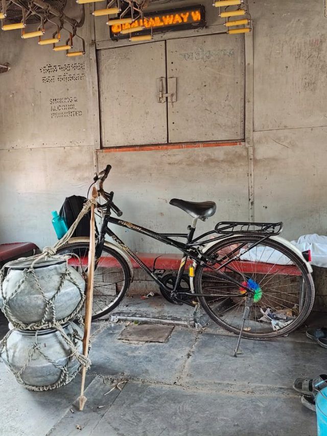 লোকাল ট্রেনে চাপিয়ে সাইকেল নিয়ে যেতে চান? জানুন কী কী করতে হবে