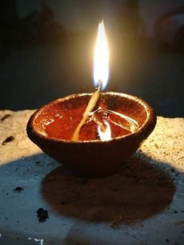 घर की इस दिशा में भूलकर भी न जलाएं दीपक, धनधान्य पर पड़ेगा बुरा असर
