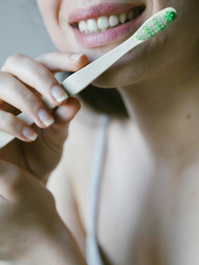 एयर होस्टेस ने टूथब्रश को लेकर कही ये बात- होटल में जाएं तो ये जरूर करें