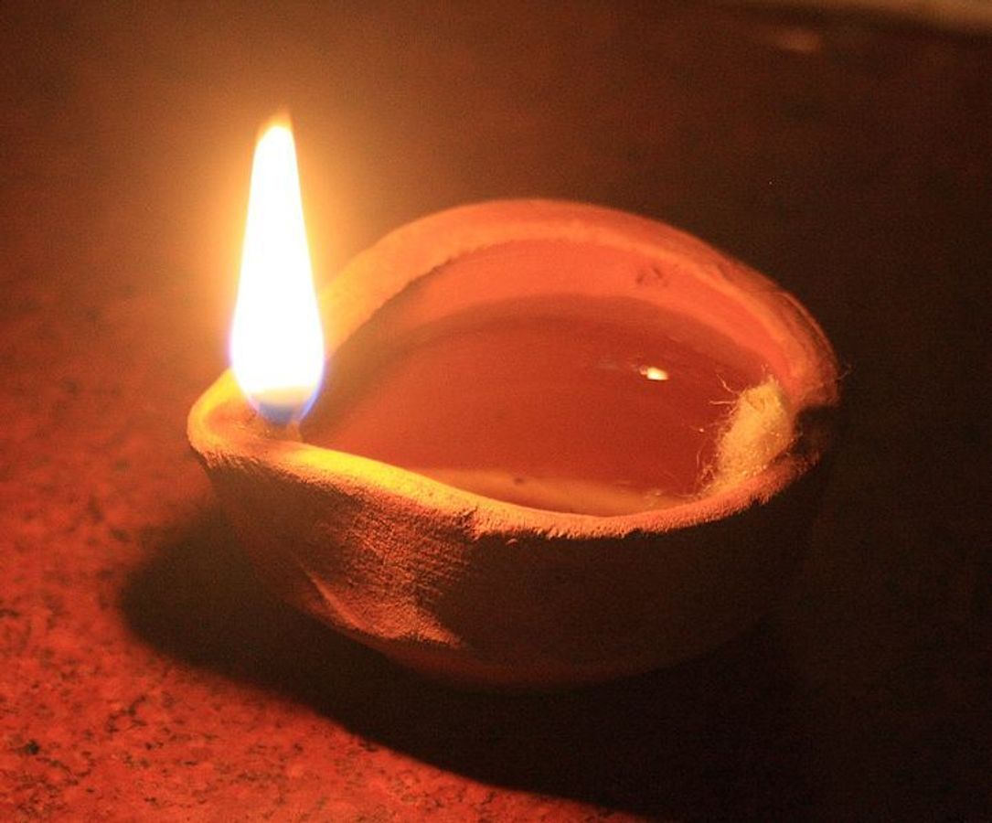 દિવાળી પર ક્યારેય ન ભૂલતા આ ભૂલ! જાણો પૂજામાં નવો દીવો પ્રગટાવવો કેમ છે જરૂરી 3 Diya Lighting Rules