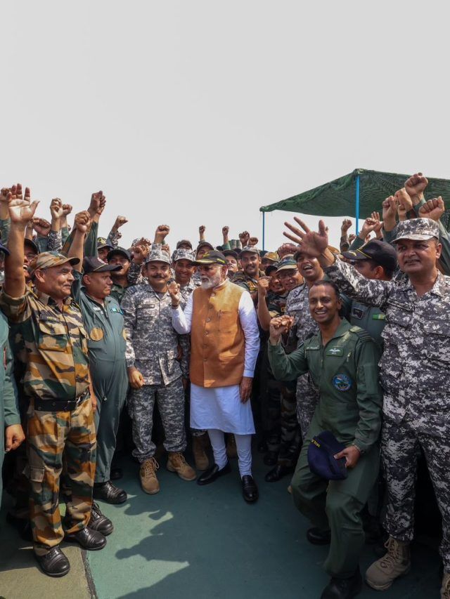 पाकिस्तान के मुंह पर तमाचा है पीएम मोदी और वायुवीरों की ये तस्वीरें