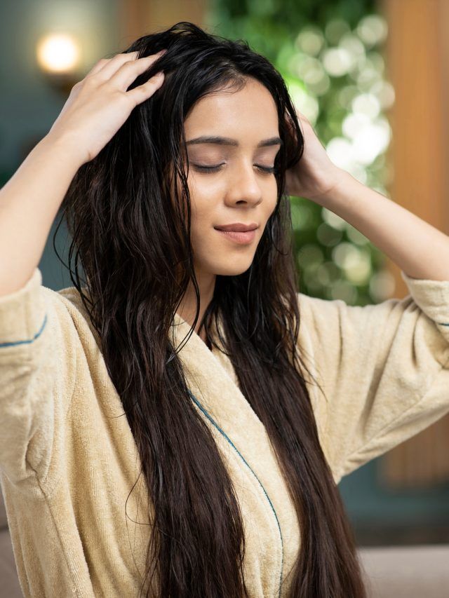 हेयर ग्रोथ के लिए बालों में कितनी बार तेल की मालिश करनी चाहिए? यहां जानें