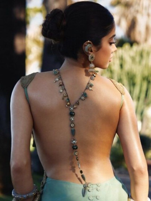 पीठ पर सदियों पुराना हार पहन जाह्नवी ने फ्लॉन्ट किए कर्व्स, ग्लैमरस लुक से बटोरी लाइमलाइट