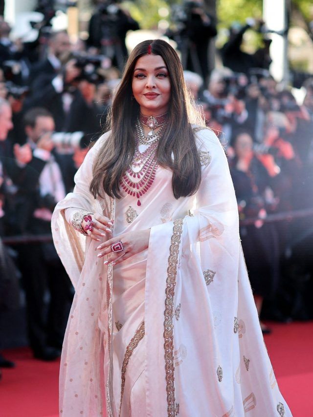 बनारसी साड़ी में Cannes में ऐश्वर्या का रॉयल लुक, सिंदूर लगा ट्रोल्स को दिया स्टाइलिश जवाब